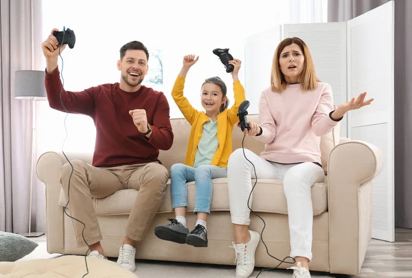 Famiglia Felice Giocare Videogiochi Soggiorno — Foto Stock