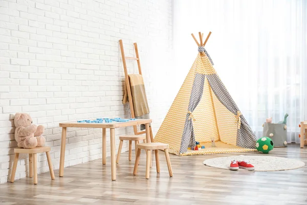 舒适的儿童房内部有桌子 凳子和帐篷 — 图库照片