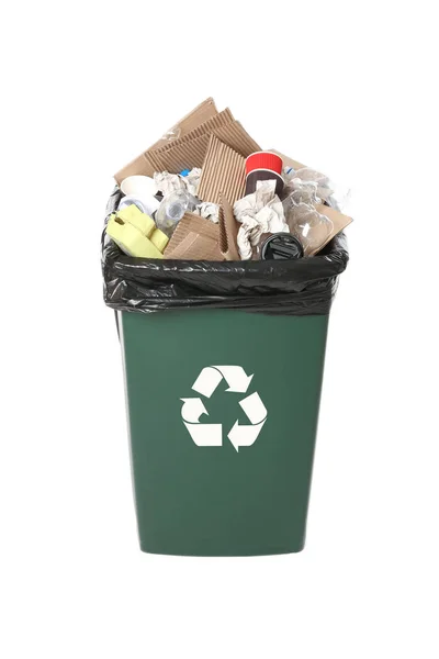 바탕에 쓰레기와 쓰레기통입니다 폐기물 재활용 — 스톡 사진