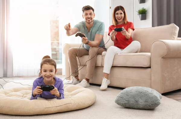 Gelukkige Familie Spelen Van Videospellen Woonkamer — Stockfoto