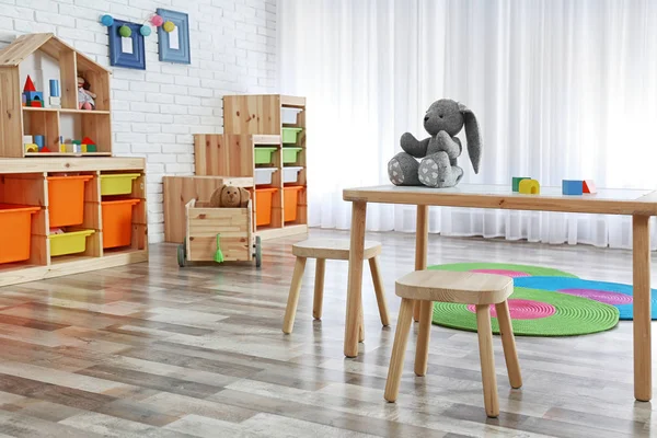 Moderne Kinderzimmereinrichtung Mit Tisch Und Hockern — Stockfoto