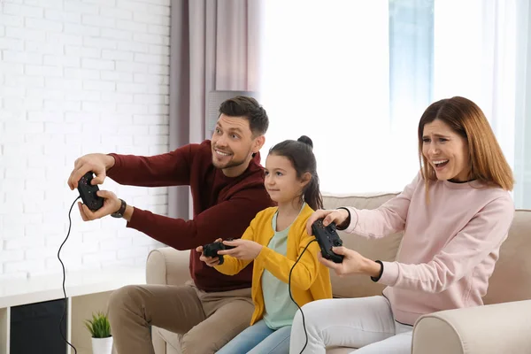 Glückliche Familie Spielt Videospiele Wohnzimmer — Stockfoto