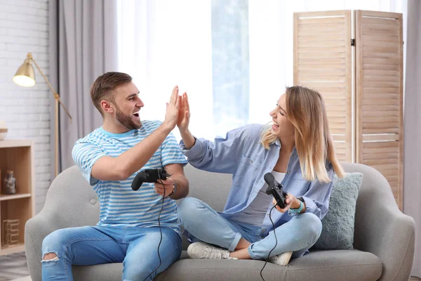 Pareja Joven Jugando Videojuego Casa — Foto de Stock