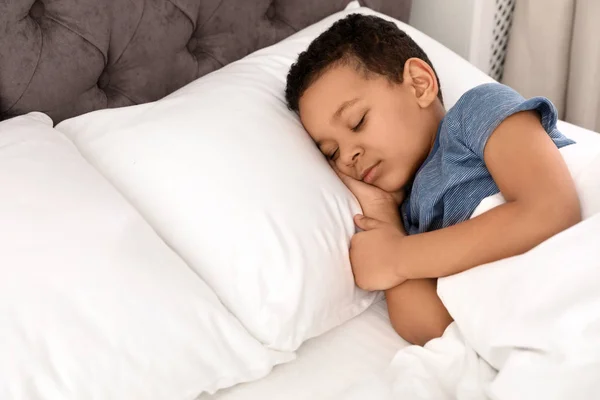 可爱的非洲裔美国男孩睡在床上 — 图库照片