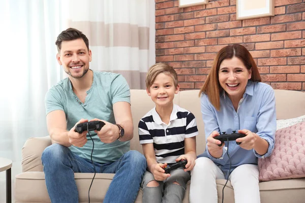 Familia Feliz Jugando Videojuegos Sofá Sala Estar — Foto de Stock