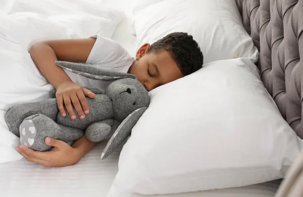 Yatakta Uyuyan Oyuncak Tavşan Ile Şirin Küçük Afrikalı Amerikalı Çocuk — Stok fotoğraf