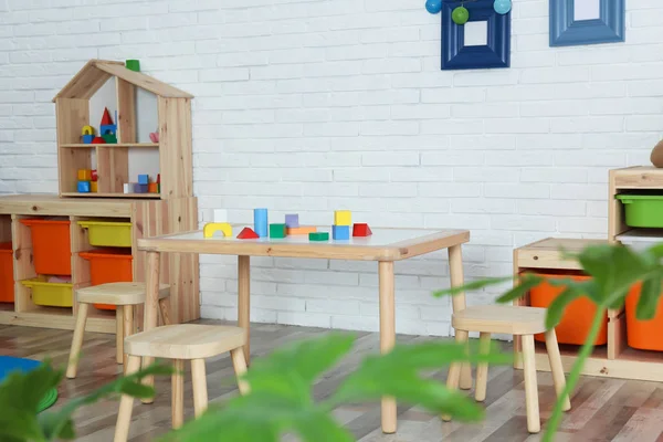 Interior Moderno Habitación Infantil Con Mesa Taburetes — Foto de Stock