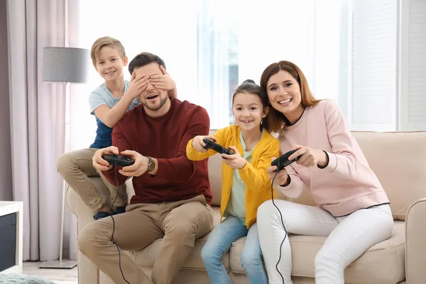 Happy Family Jouer Des Jeux Vidéo Dans Salon — Photo