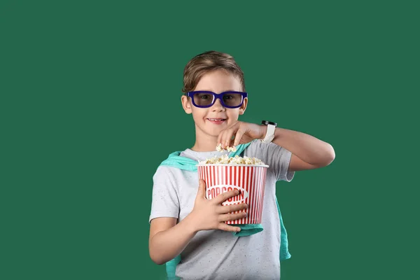 Schattige Jongen Bril Met Popcorn Emmer Kleur Achtergrond — Stockfoto