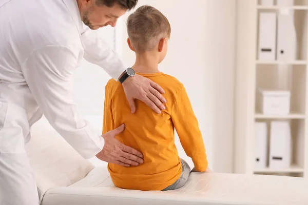 Chiropractor Examencommissie Kind Met Rugpijn Kliniek — Stockfoto