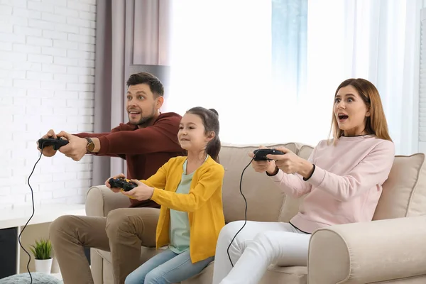 Счастливая Семья Играет Видеоигры Гостиной — стоковое фото