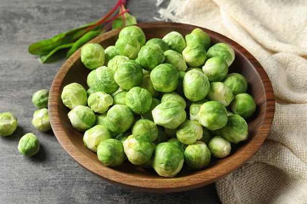 Skål Med Färsk Brysselkål Och Servett Grå Bord — Stockfoto