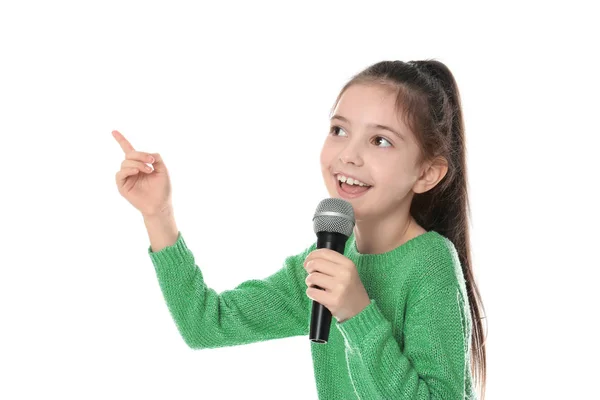 小女孩唱歌对话筒在白色背景 — 图库照片