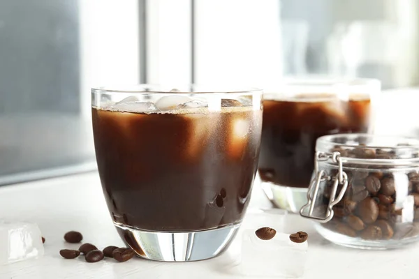 Kávé Italt Jégkockák Bab Asztalon Korsó Üveg — Stock Fotó