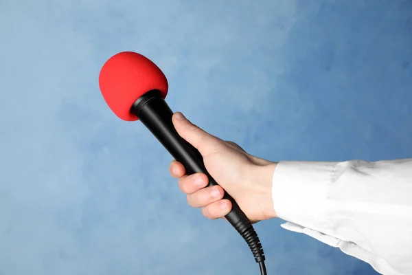Femme Tenant Microphone Sur Fond Couleur Gros Plan — Photo