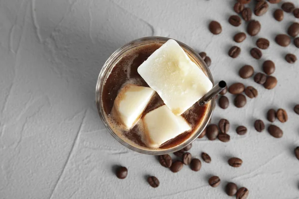 Koffie Drinken Met Melk Ijsblokjes Bonen Grijze Achtergrond Bovenaanzicht — Stockfoto