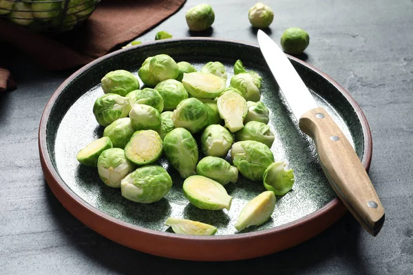 Piatto Con Germogli Bruxelles Freschi Sul Tavolo — Foto Stock