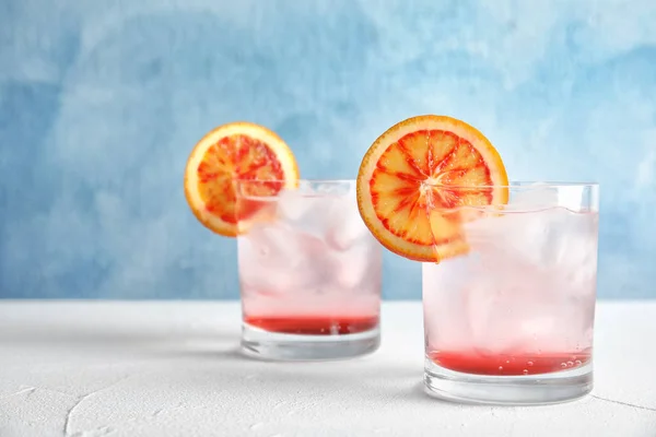 Vasos Bebida Con Cubitos Hielo Naranja Sobre Mesa Sobre Fondo — Foto de Stock