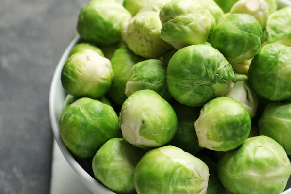 Schüssel Mit Frischen Rosenkohl Auf Dem Tisch Nahaufnahme — Stockfoto