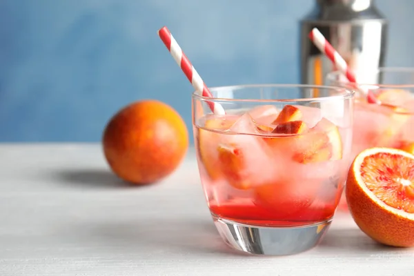 Vaso Cóctel Tropical Con Cubitos Hielo Sobre Mesa Sobre Fondo — Foto de Stock