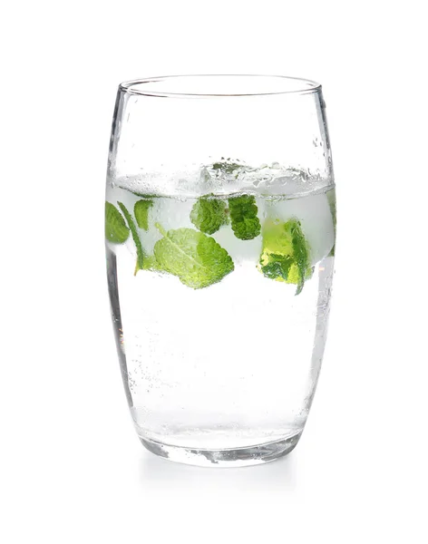 Glas Drink Med Mynta Och Isbitar Vit Bakgrund — Stockfoto