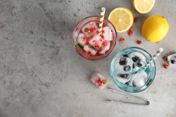 Cócteles Sabrosos Con Cubitos Hielo Frutas Limones Sobre Fondo Gris —  Fotos de Stock