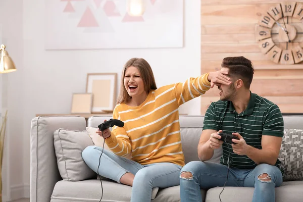 Jeune Couple Émotionnel Jouant Des Jeux Vidéo Maison — Photo