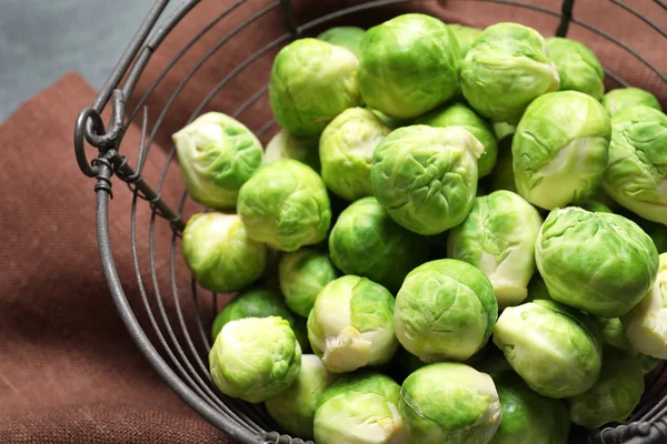 Korb Mit Frischen Rosenkohl Auf Dem Tisch Nahaufnahme — Stockfoto