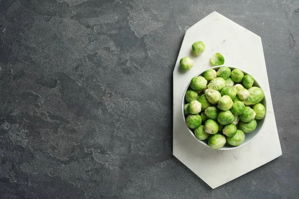 Tavola Con Ciotola Cavoletti Bruxelles Sfondo Grigio Vista Dall Alto — Foto Stock