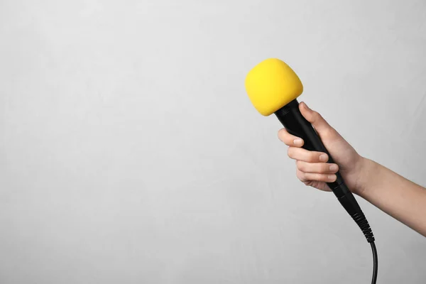 Femme Tenant Microphone Sur Fond Couleur Espace Pour Texte — Photo