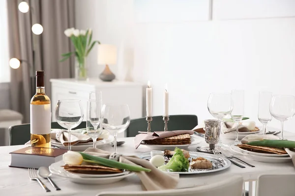 Festive Passover Table Setting Torah Home Pesach Celebration — Stock Photo, Image