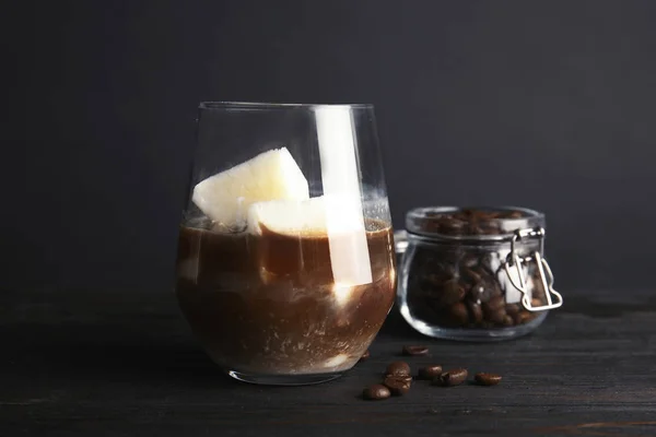 Bebida Café Com Cubos Gelo Leite Grãos Mesa Contra Fundo — Fotografia de Stock