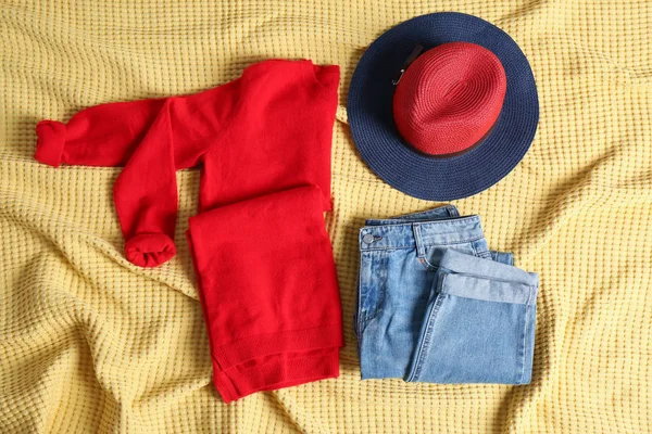 Composición Plana Con Suéter Cachemira Sombrero Jeans Cuadros Suaves — Foto de Stock