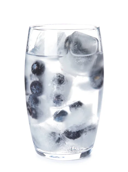 Glas Drink Med Blåbär Isbitar Vit Bakgrund — Stockfoto