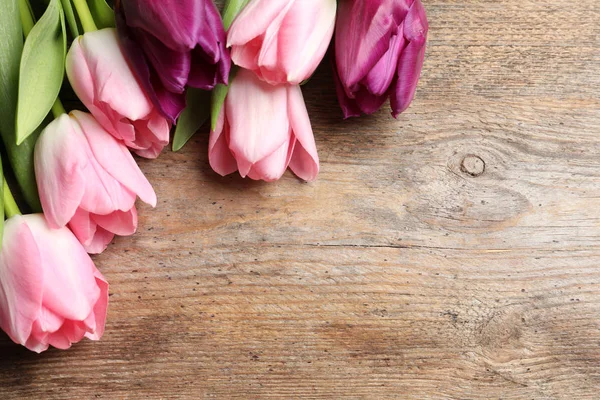 Hermosos Tulipanes Primavera Sobre Fondo Madera Espacio Para Texto Día — Foto de Stock