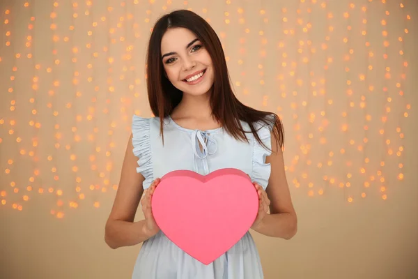 Ritratto Bella Ragazza Sorridente Con Scatola Regalo Forma Cuore Sfondo — Foto Stock