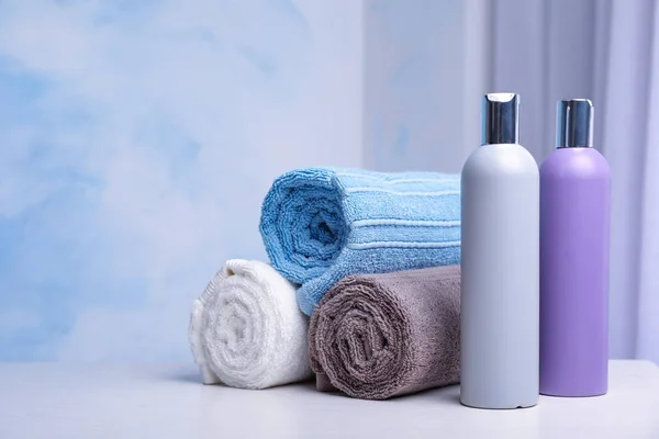 Flaschen Shampoo Und Gerollte Badetücher Auf Dem Tisch Platz Für — Stockfoto