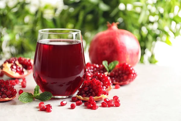 Composizione Con Bicchiere Succo Melograno Fresco Sul Tavolo Spazio Testo — Foto Stock