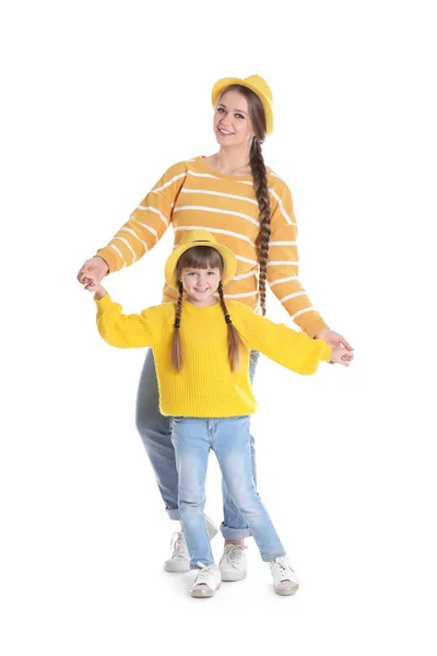 Femme Heureuse Fille Dans Des Vêtements Élégants Sur Fond Blanc — Photo