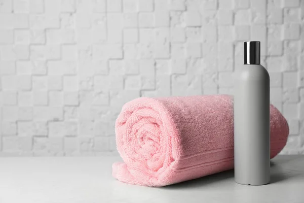 Garrafa Com Shampoo Toalha Banho Enrolada Mesa Espaço Para Texto — Fotografia de Stock