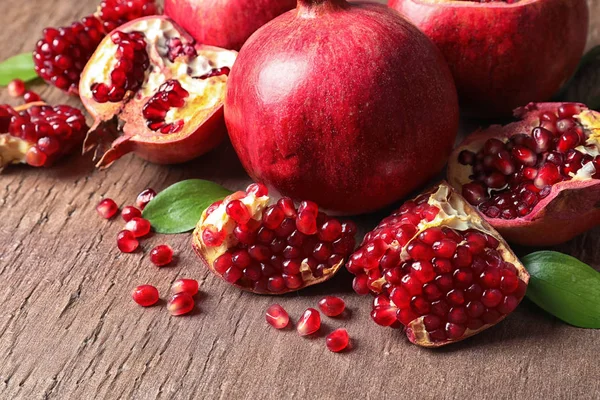 Samenstelling Met Rijpe Granaatappels Bladeren Kleur Achtergrond — Stockfoto