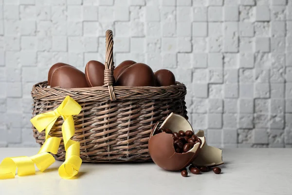 Cesta Mimbre Con Huevos Pascua Chocolate Dulce Sobre Mesa Sobre — Foto de Stock