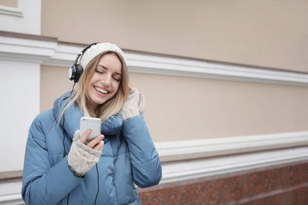 Mujer Joven Con Auriculares Escuchando Música Cerca Pared Luz Espacio — Foto de Stock