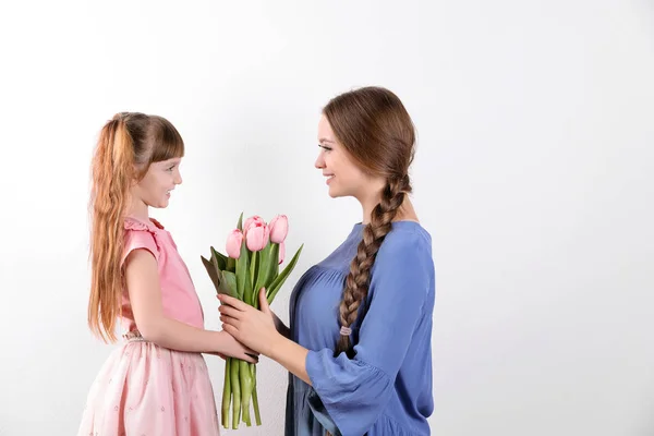 Mãe Filha Feliz Com Buquê Flores Fundo Branco Dia Internacional — Fotografia de Stock