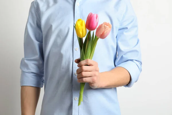 Homem Segurando Belas Tulipas Primavera Fundo Claro Close Dia Internacional — Fotografia de Stock