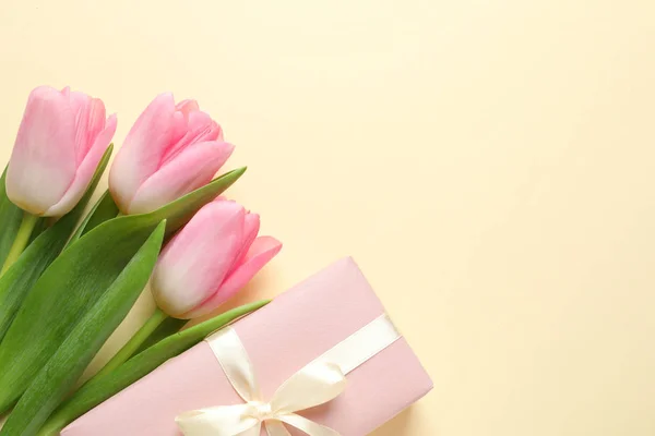 Vackra Våren Tulpaner Och Presentförpackning Färg Bakgrunden Ovanifrån Med Utrymme — Stockfoto