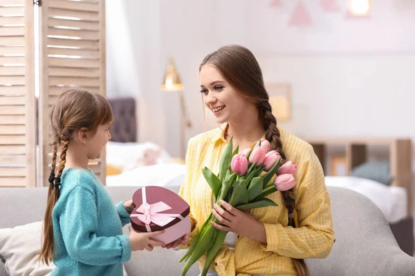 幸福的母亲和女儿与花束和礼物在家里 国际妇女节 — 图库照片