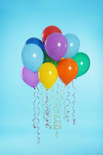 Veel Heldere Ballonnen Drijvend Kleur Achtergrond — Stockfoto