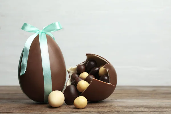 Composizione Con Uova Pasqua Cioccolato Sul Tavolo Sullo Sfondo Chiaro — Foto Stock