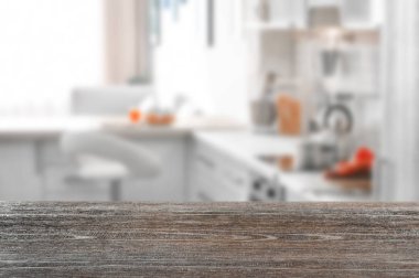 Modern mutfak boş kahverengi ahşap masa. Mockup tasarım için
